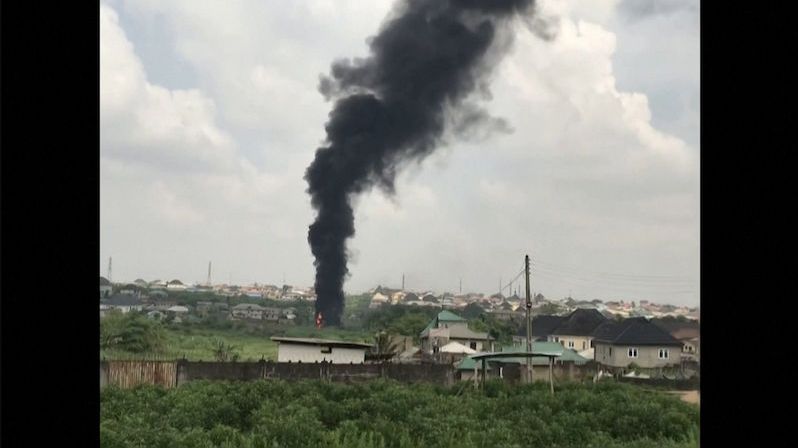 Pastor v Lagosu si spletl vodu s benzinem, pokropený věřící se vzňal a zapálil plynovod